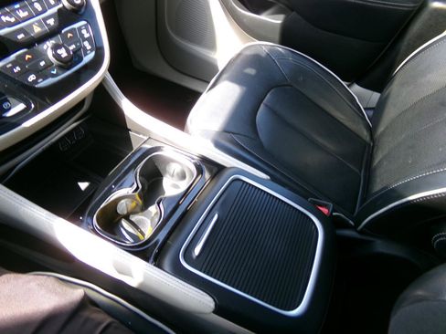 Used 2022 Chrysler Pacifica Limited FWD image 37
