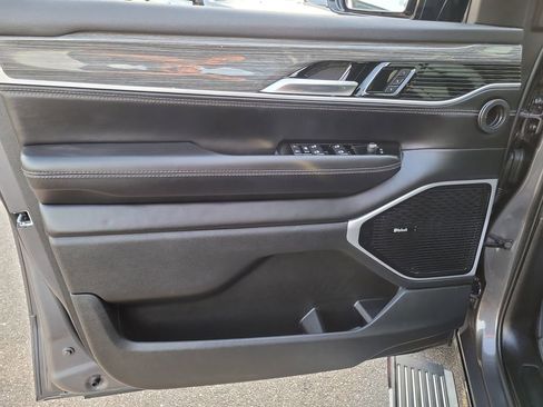 Used 2022 Jeep Wagoneer Series III w/ Premium Group I image 16