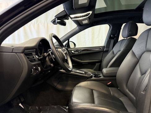 Certified 2022 Porsche Macan image 5