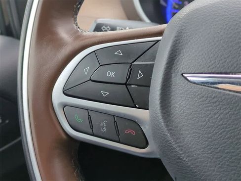 Used 2017 Chrysler Pacifica Limited image 23