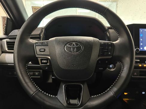 Used 2025 Toyota Camry SE image 11