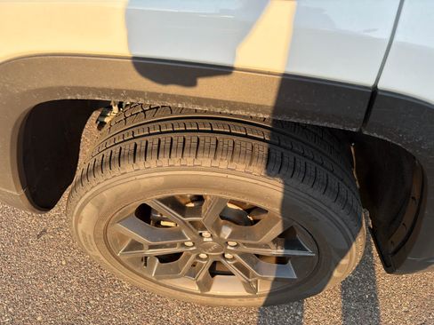 Used 2025 Jeep Grand Cherokee Limited AWD/4WD image 4