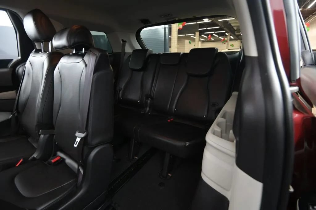 Used 2023 Kia Carnival LX FWD image 44