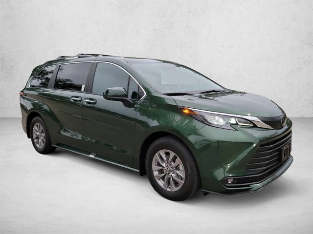 Used 2026 Toyota Sienna XLE FWD image 3