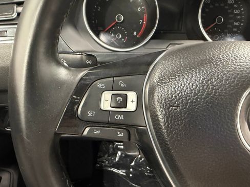 Used 2018 Volkswagen Tiguan SEL FWD image 33