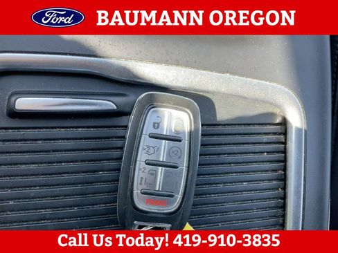 Used 2023 Chrysler Pacifica Touring-L FWD image 23