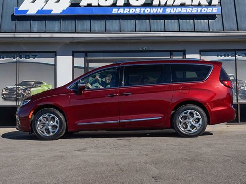 Used 2021 Chrysler Pacifica Limited w/ Uconnect Theater Family Group image 5