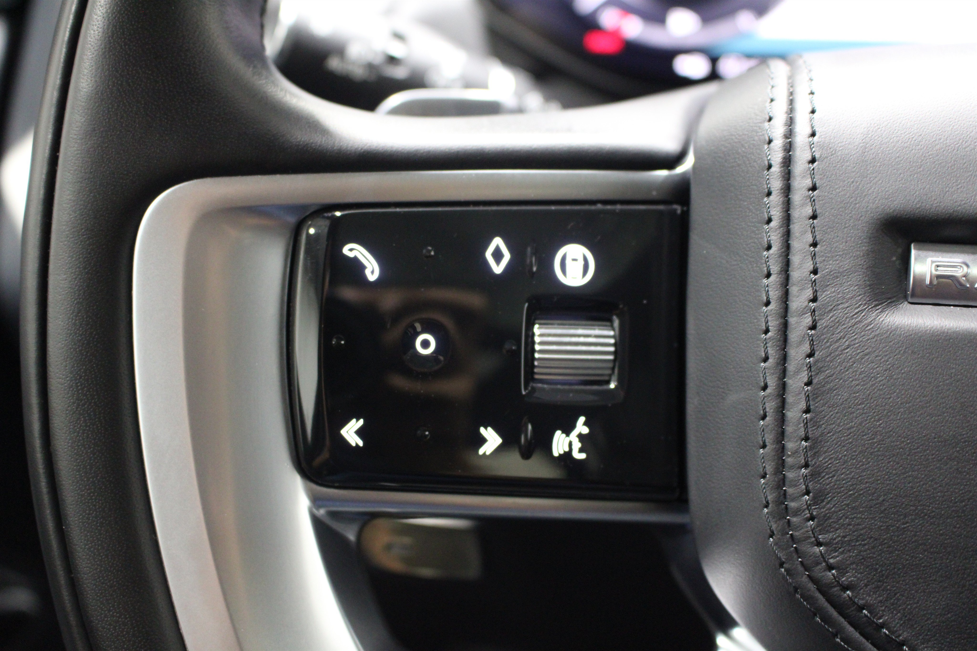Used 2024 Land Rover Range Rover SE AWD/4WD image 12