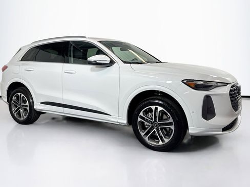 Used 2025 Audi Q5 Premium w/ Convenience Package image 3