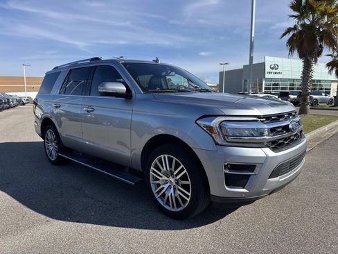 Used 2024 Ford Expedition Limited image 3