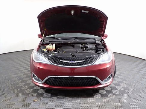 Used 2019 Chrysler Pacifica Touring-L image 8