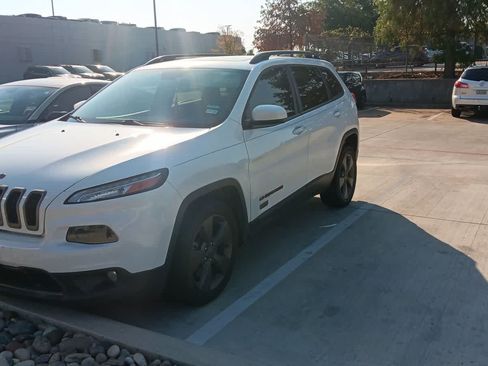 Used 2017 Jeep Cherokee Latitude w/ Comfort/Convenience Group FWD image 9