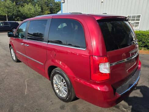 Used 2014 Chrysler Town & Country Touring-L FWD image 7