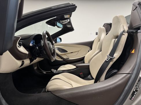 Used 2018 McLaren 570S Spider RWD image 11