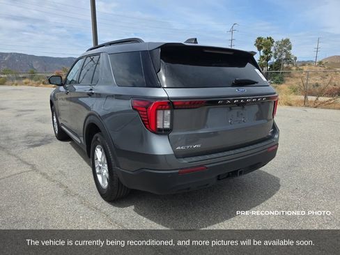 Used 2025 Ford Explorer Active AWD/4WD image 7