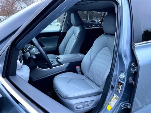 Used 2023 Toyota Highlander XLE image 10