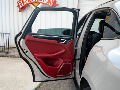 Certified 2026 Porsche Macan S image 33