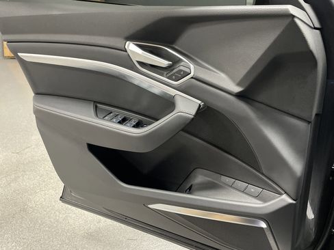 Used 2022 Audi e-tron Premium Plus w/ Premium Plus Package image 14