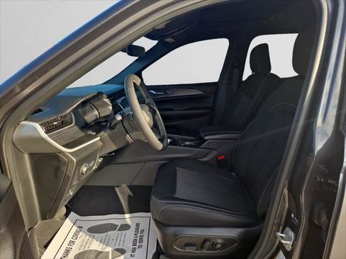 Certified 2025 Jeep Grand Cherokee Laredo X image 9