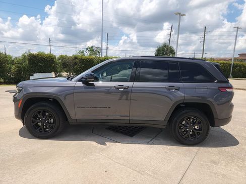 Used 2024 Jeep Grand Cherokee Altitude RWD image 8