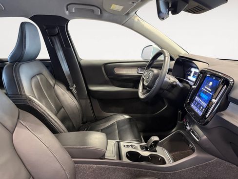 Used 2023 Volvo XC40 B5 Core w/ Convenience Package image 23