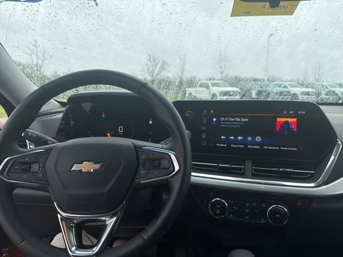 Used 2024 Chevrolet Trax LT w/ LT Convenience Package image 23