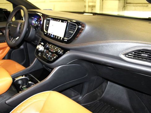 Used 2023 Chrysler Pacifica Pinnacle image 28