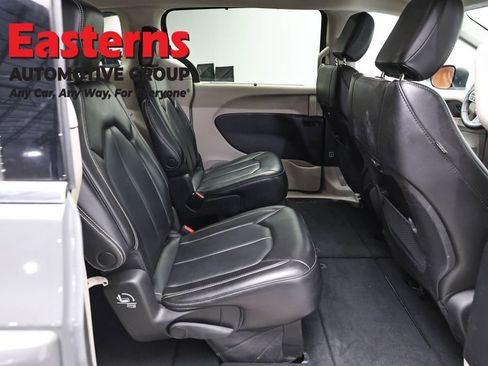 Used 2023 Chrysler Pacifica Touring-L FWD image 23