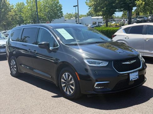 Used 2023 Chrysler Pacifica Touring-L FWD image 2