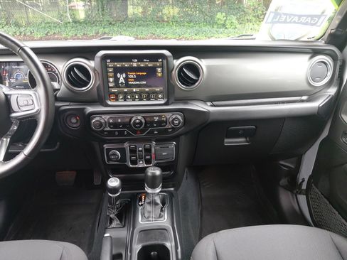 Used 2022 Jeep Wrangler Unlimited Sahara w/ LED Lighting Group AWD/4WD image 3