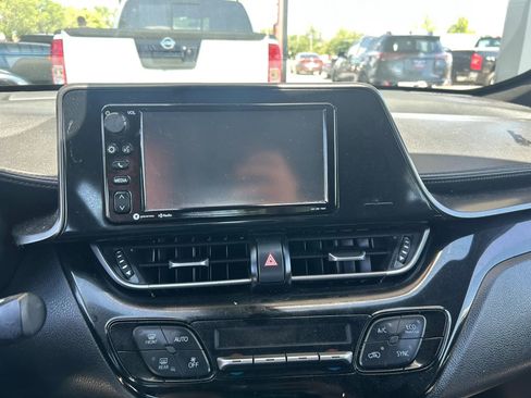 Used 2018 Toyota C-HR XLE FWD image 16