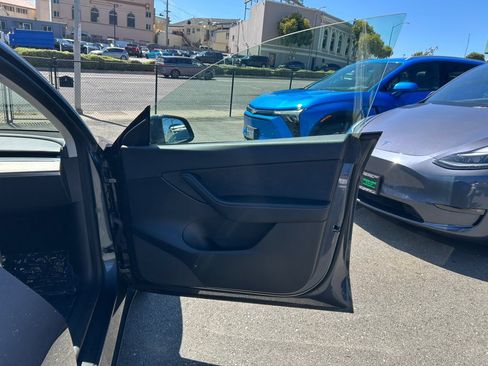 Used 2022 Tesla Model Y Long Range AWD/4WD image 33