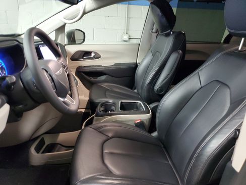 Used 2022 Chrysler Pacifica Touring-L AWD/4WD image 20
