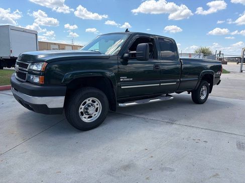 Used 2006 Chevrolet Silverado 2500 LT w/ Heavy-Duty Power Package AWD/4WD image 5