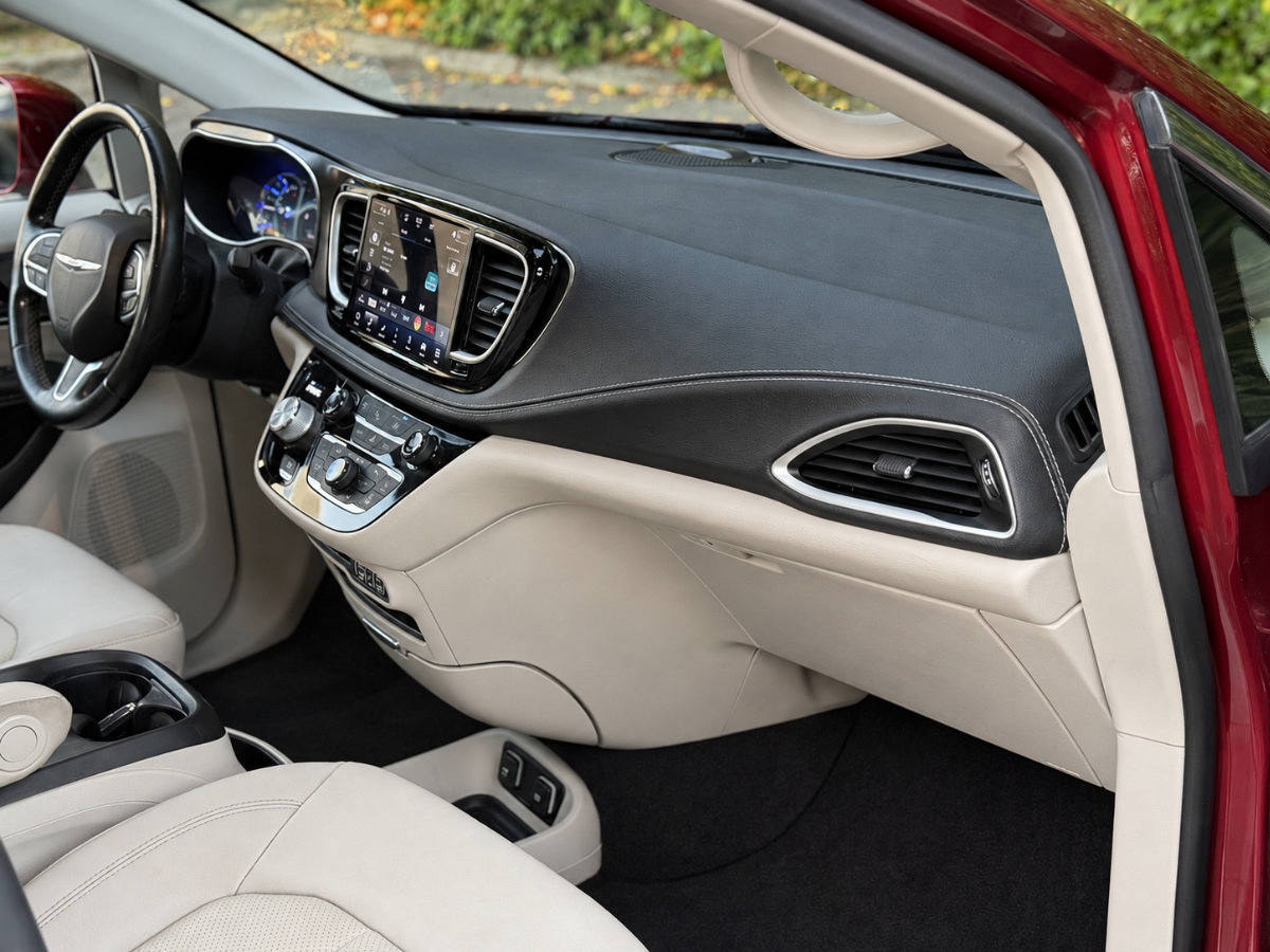 Used 2021 Chrysler Pacifica Touring-L FWD image 13