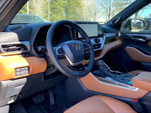 Used 2024 Toyota Highlander Platinum image 18