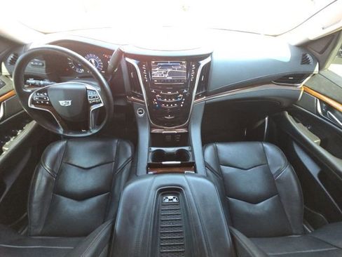 Used 2019 Cadillac Escalade Luxury AWD/4WD image 36