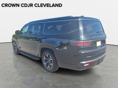 Used 2023 Jeep Wagoneer L Series III w/ Preferred Equipment Group AWD/4WD image 7