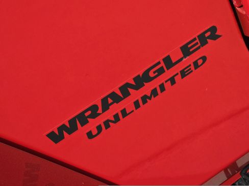 Used 2017 Jeep Wrangler Unlimited Rubicon w/ Connectivity Group image 11