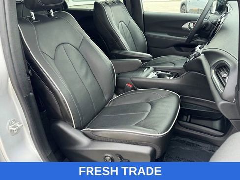 Used 2026 Chrysler Pacifica Limited image 12