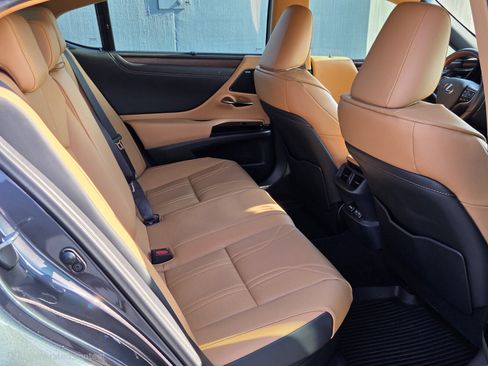 Used 2025 Lexus ES 300h Ultra Luxury w/ Accessory Package (Z2) FWD image 17