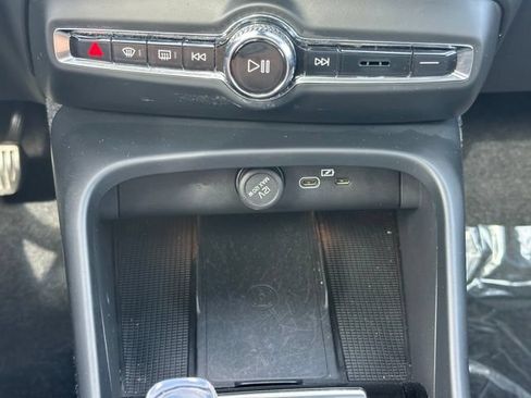 Used 2025 Volvo XC40 B5 Plus AWD/4WD image 20