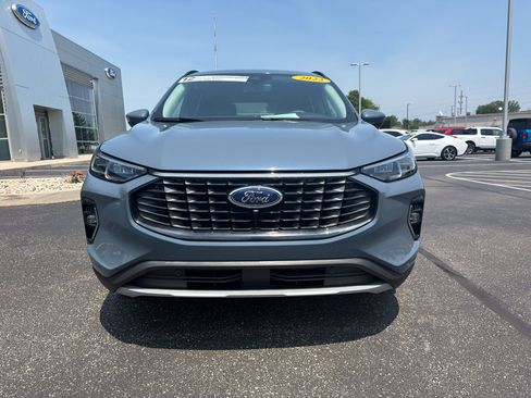 Used 2023 Ford Escape Platinum AWD/4WD image 3
