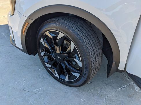 Certified 2025 Kia Sorento EX w/ Panoramic Sunroof Package image 39