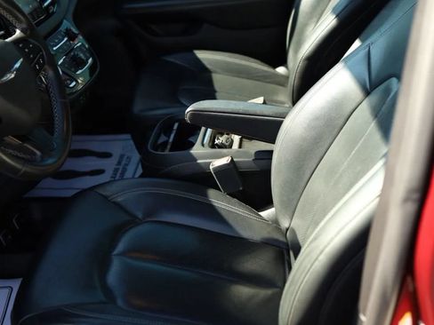 Used 2019 Chrysler Pacifica Touring-L w/ Advanced Safetytec Group FWD image 18