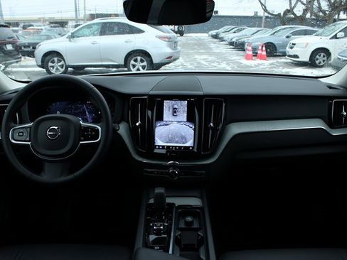 Used 2025 Volvo XC60 B5 Plus image 15