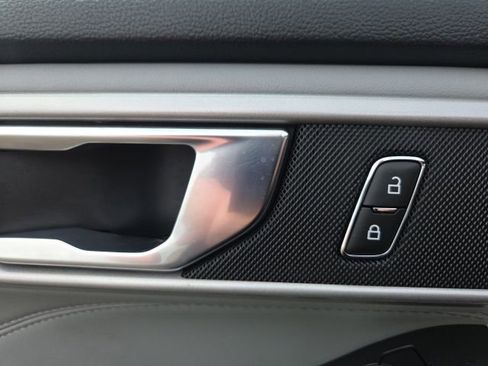 Used 2022 Ford Explorer XLT w/ Equipment Group 202A image 27