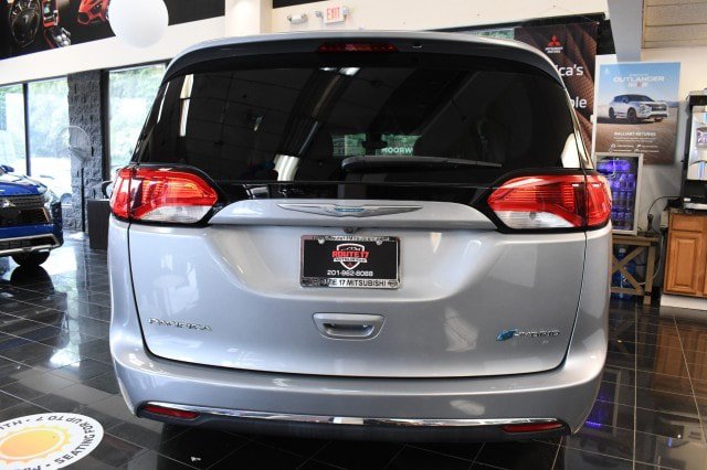 Used 2017 Chrysler Pacifica Touring Plus FWD image 9