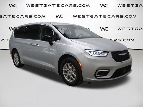 Used 2024 Chrysler Pacifica Touring-L image 45