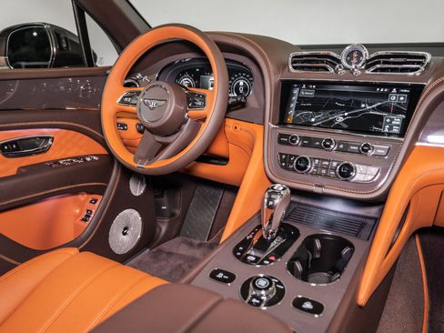 Used 2025 Bentley Bentayga image 31